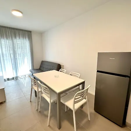 Apartment 400m With Pool