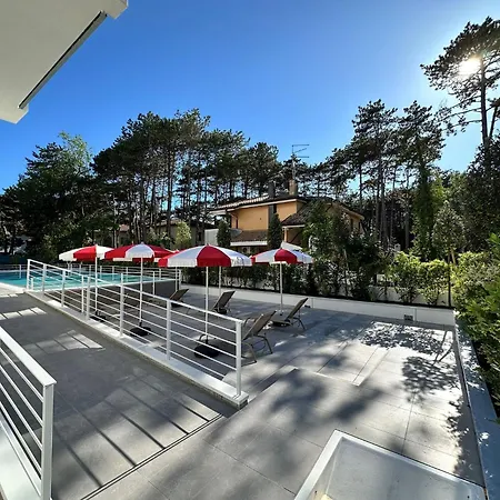 400m With Pool *