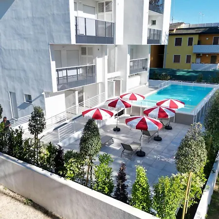 400m With Pool *